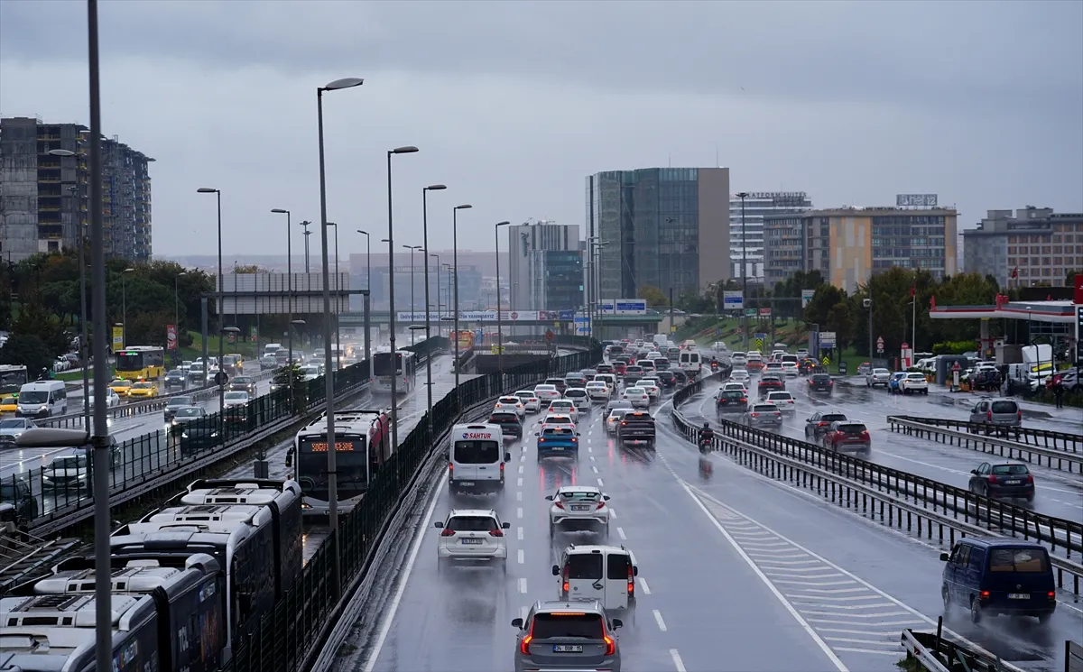 İstanbul’da akşam saatlerinde yağışın da etkisiyle trafik yoğunluğu yüzde 89’a ulaştı İstanbul’da akşam saatlerinde yağışın da etkisiyle trafik yoğunluğu yüzde 89’a ulaştı
