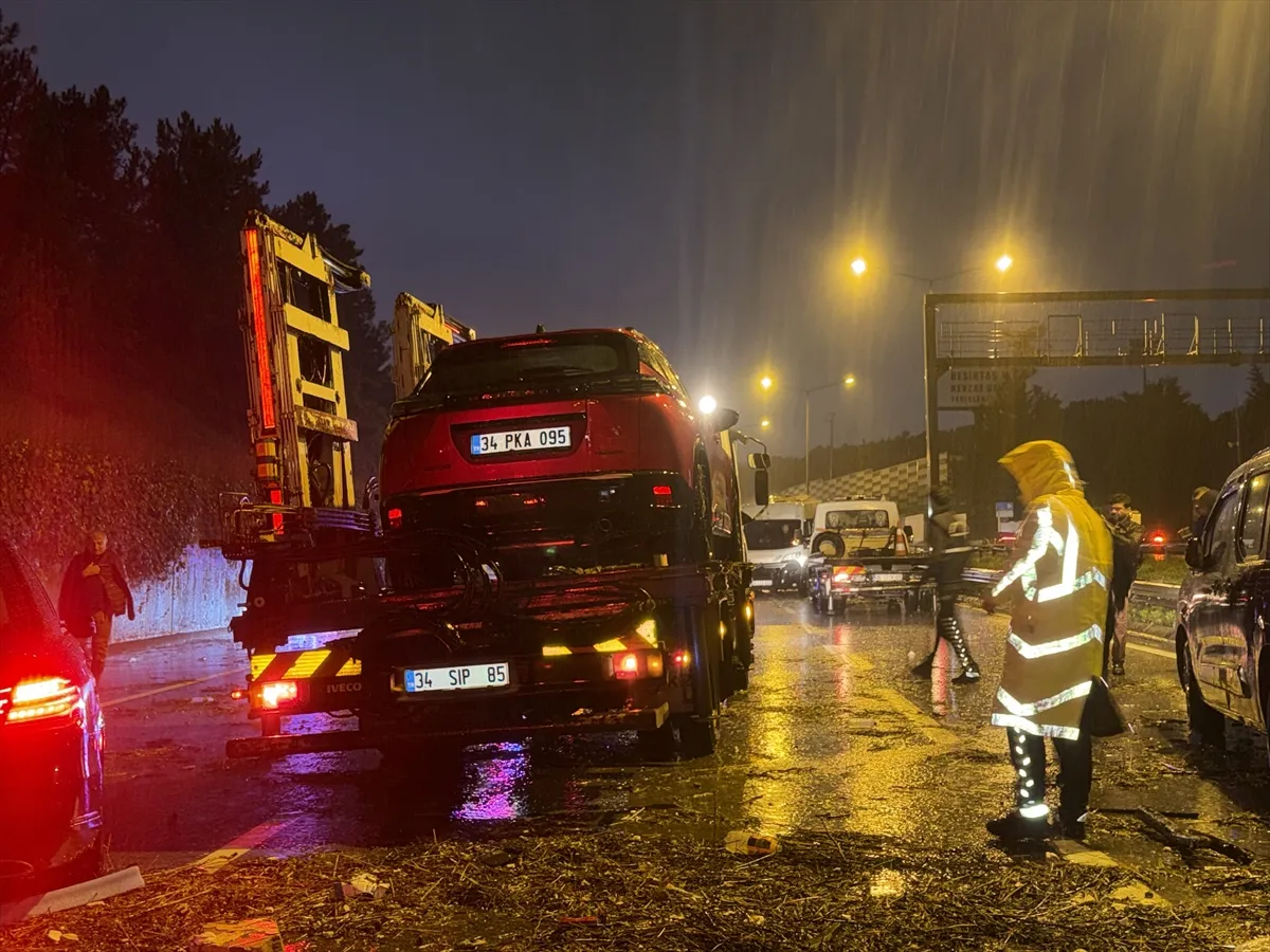 İstanbul’da kuvvetli sağanak hayatı olumsuz etkiledi İstanbul’da kuvvetli sağanak hayatı olumsuz etkiledi