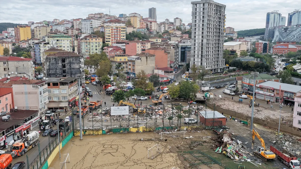 İstanbul’da selden etkilenen Ayazağa’da enkaz kaldırma çalışmaları sürüyor İstanbul’da selden etkilenen Ayazağa’da enkaz kaldırma çalışmaları sürüyor