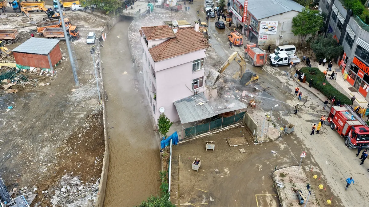 İstanbul’da selden etkilenen Ayazağa’da enkaz kaldırma çalışmaları sürüyor İstanbul’da selden etkilenen Ayazağa’da enkaz kaldırma çalışmaları sürüyor