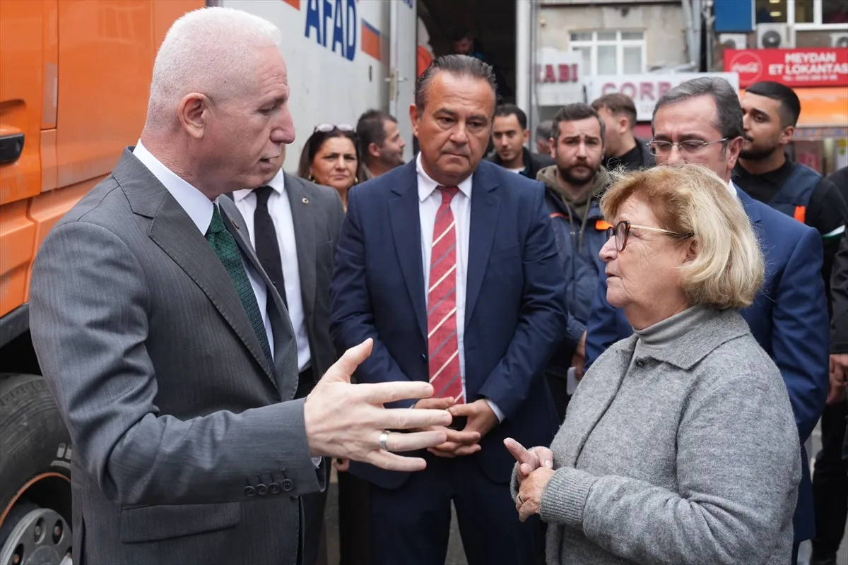 İstanbul’da Vali Gül, Ayazağa’da sel bölgesini inceledi İstanbul’da Vali Gül, Ayazağa’da sel bölgesini inceledi