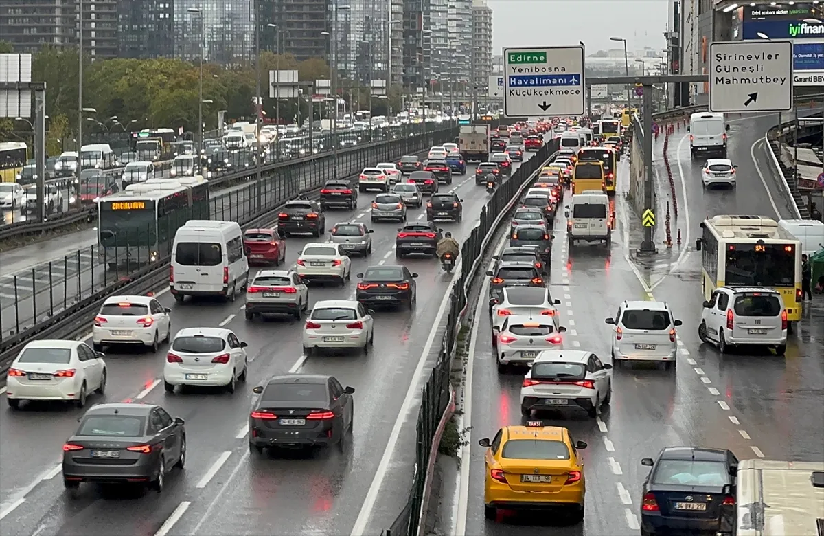 İstanbul’da yağışın da etkisiyle sabah trafik yoğunluğu oluştu İstanbul’da yağışın da etkisiyle sabah trafik yoğunluğu oluştu