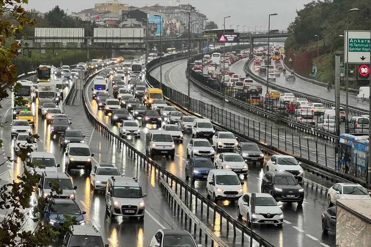 İstanbul’da yağmurun da etkisiyle trafik yoğunluğu yüzde 80’e çıktı İstanbul’da yağmurun da etkisiyle trafik yoğunluğu yüzde 80’e çıktı