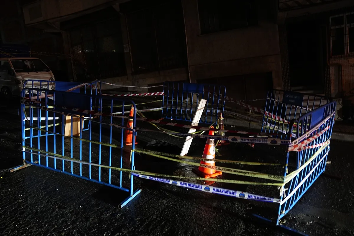 İstanbul Gaziosmanpaşa’da sağanak sonrası yol çöktü