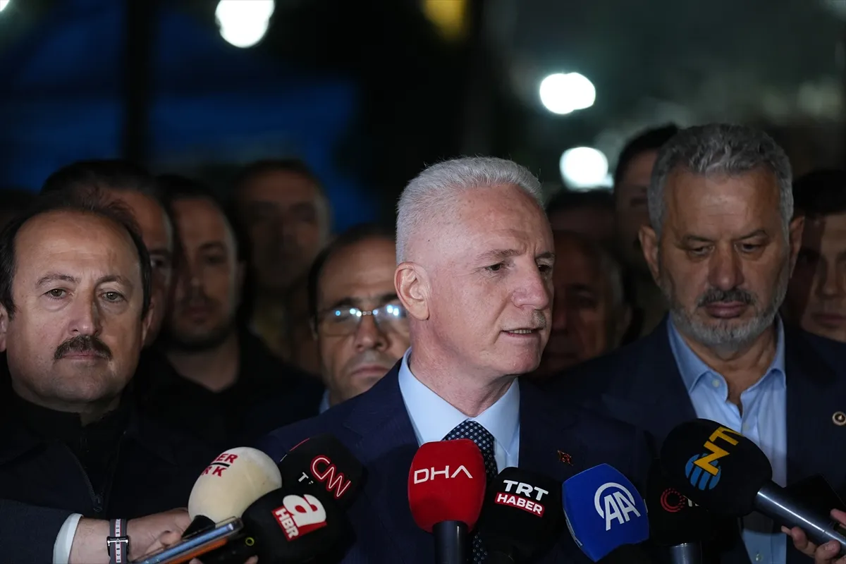 İstanbul Valisi Gül’den Maltepe’de kısmen çöken binadaki arama kurtarma çalışmalarına ilişkin açıklama
