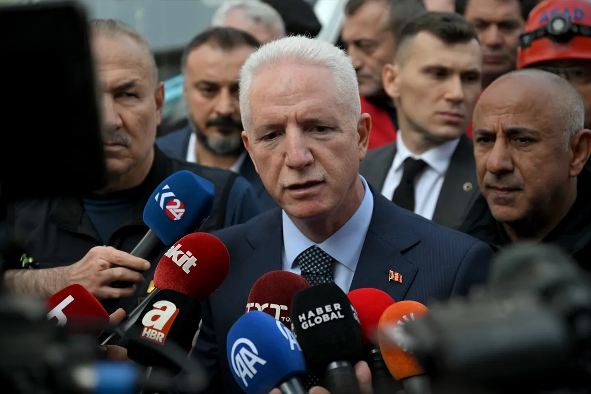 İstanbul Valisi Gül, Maltepe’de kısmi çökme yaşanan binadaki kurtarma çalışmalarını inceledi