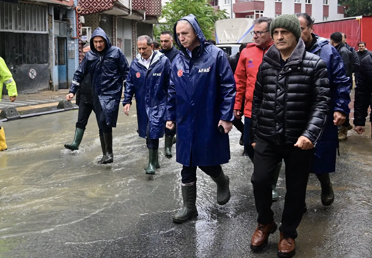İstanbul Valisi Gül, yağışın etkilediği Sarıyer’de incelemelerde bulundu