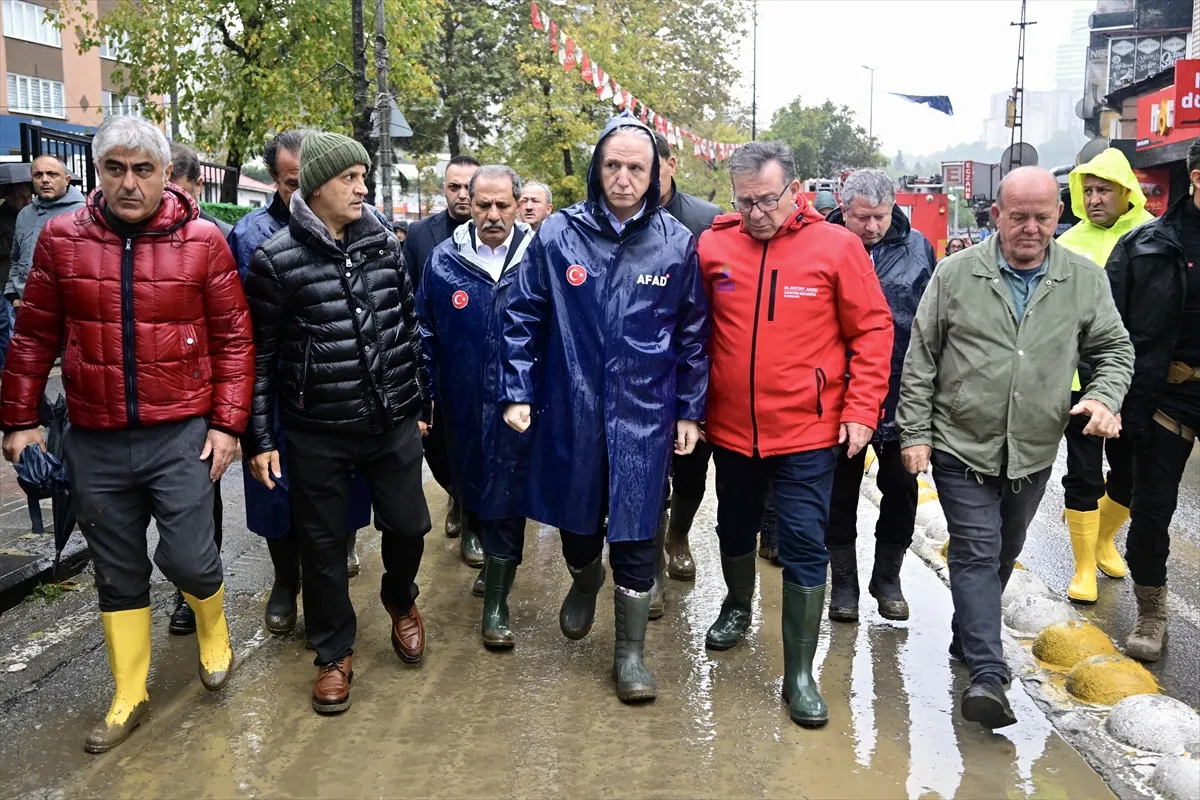 İstanbul Valisi Gül, yağışın etkilediği Sarıyer’de incelemelerde bulundu