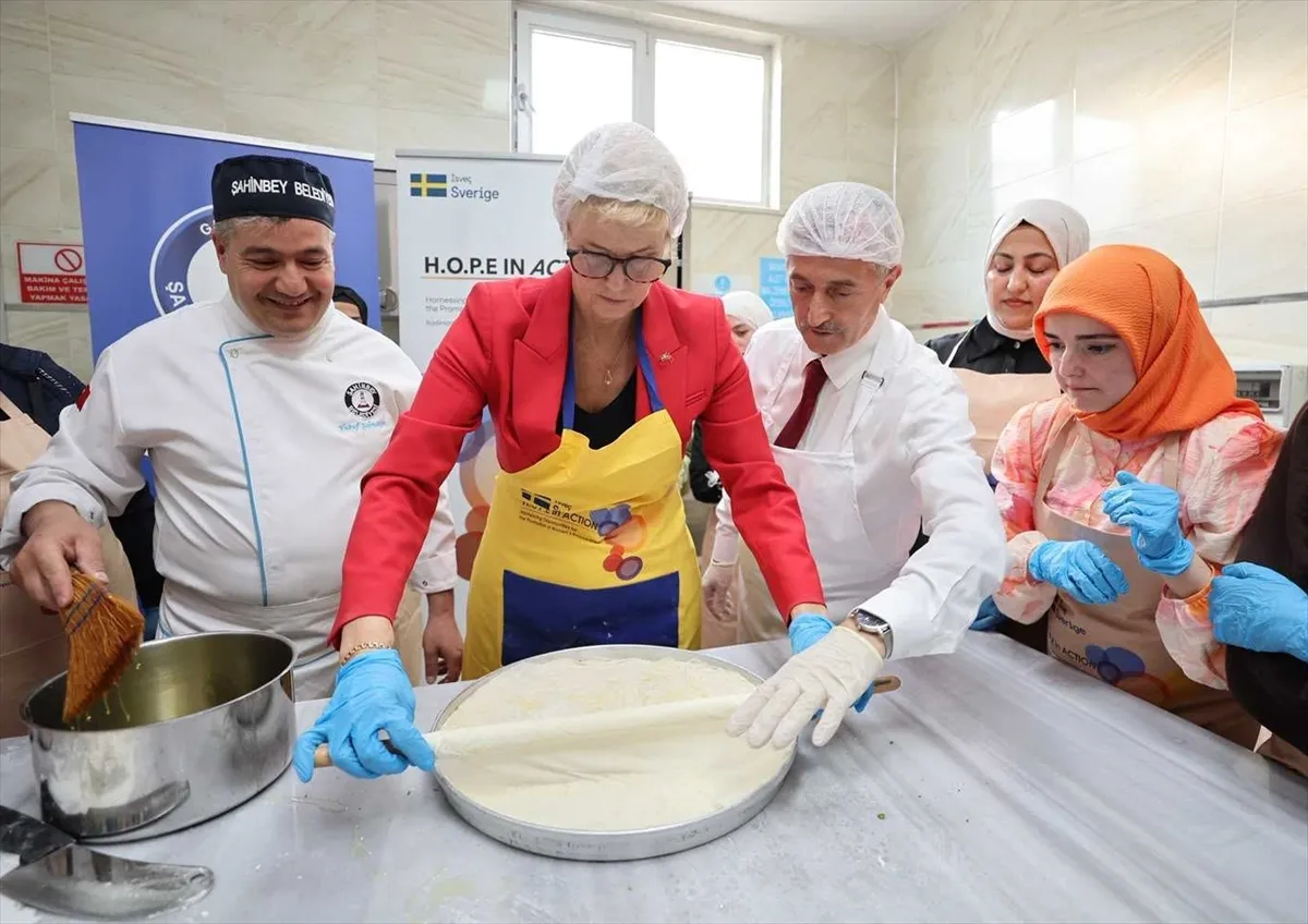 İsveç’in Ankara Büyükelçisi Funered, Gaziantep’te baklava açtı İsveç’in Ankara Büyükelçisi Funered, Gaziantep’te baklava açtı