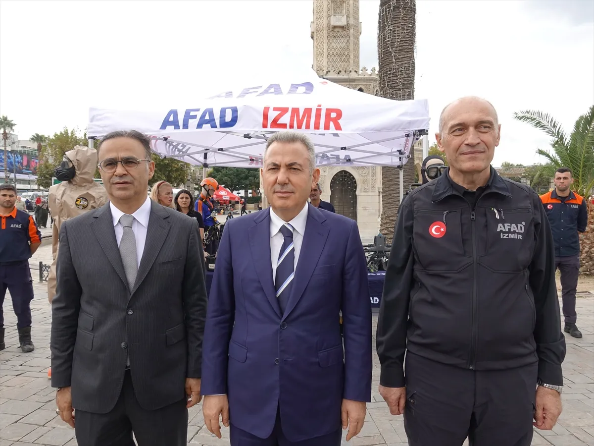 İzmir’de afetlere karşı farkındalık etkinliği düzenlendi İzmir’de afetlere karşı farkındalık etkinliği düzenlendi