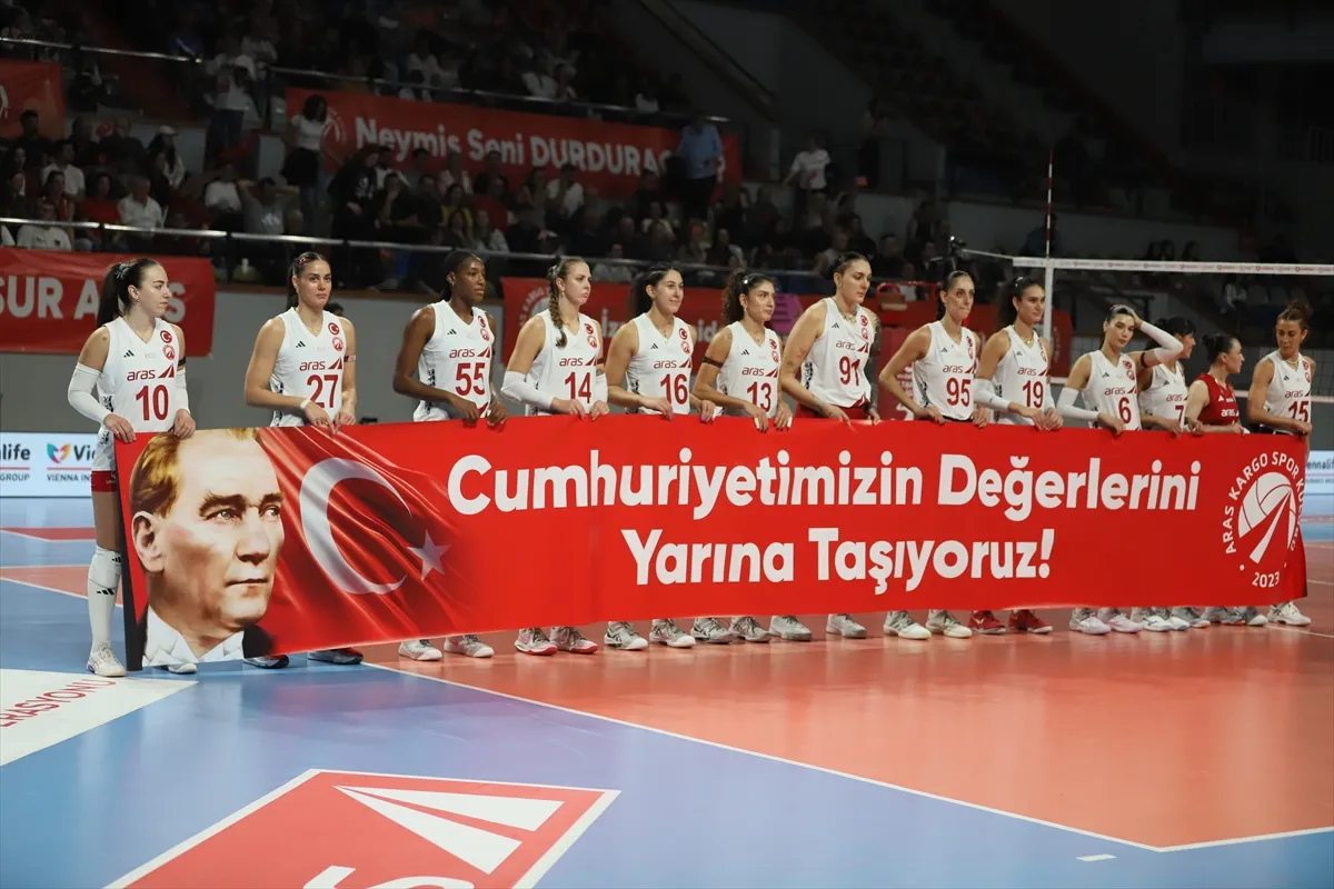 İzmir’de Aras Kargo’dan iç saha maçında Cumhuriyet coşkusu İzmir’de Aras Kargo’dan iç saha maçında Cumhuriyet coşkusu