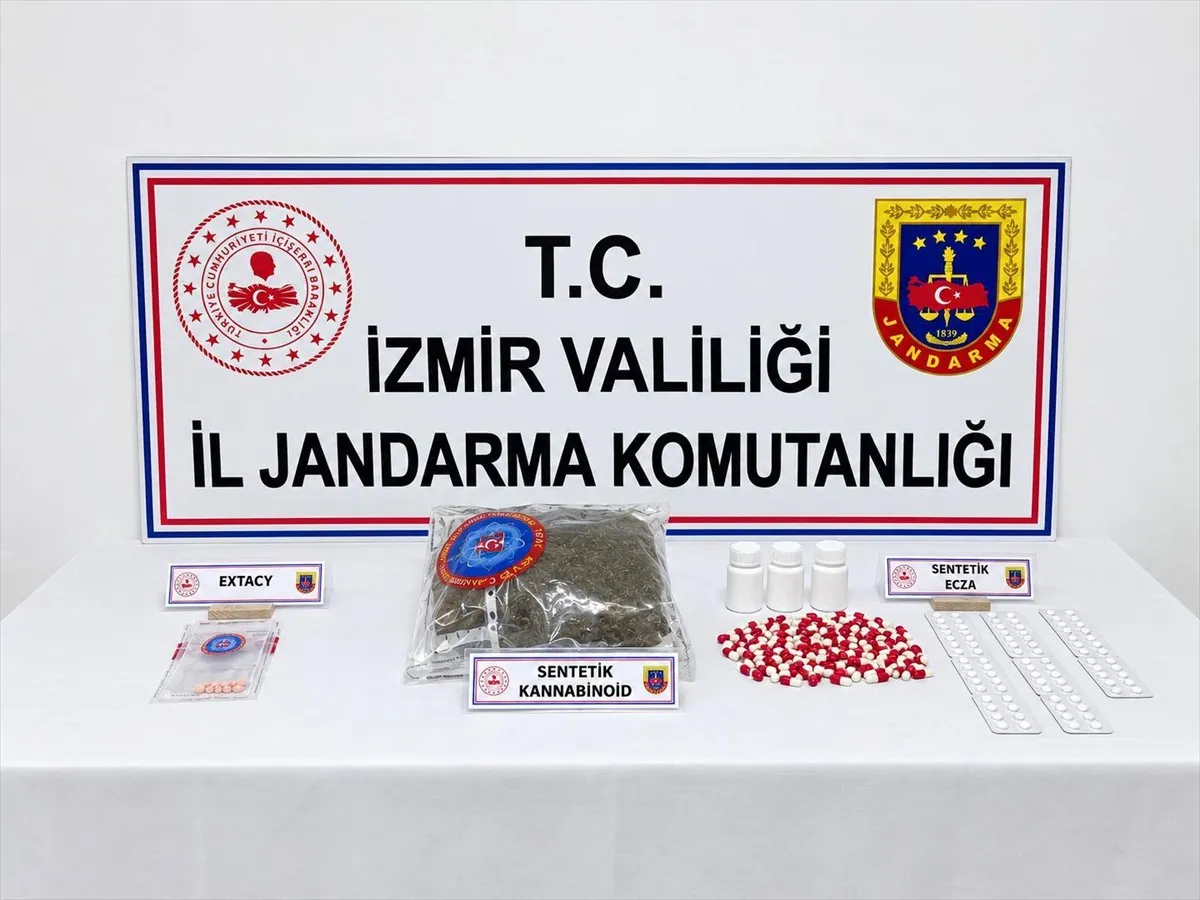 İzmir’de evinde uyuşturucu ele geçirilen zanlı tutuklandı İzmir’de evinde uyuşturucu ele geçirilen zanlı tutuklandı
