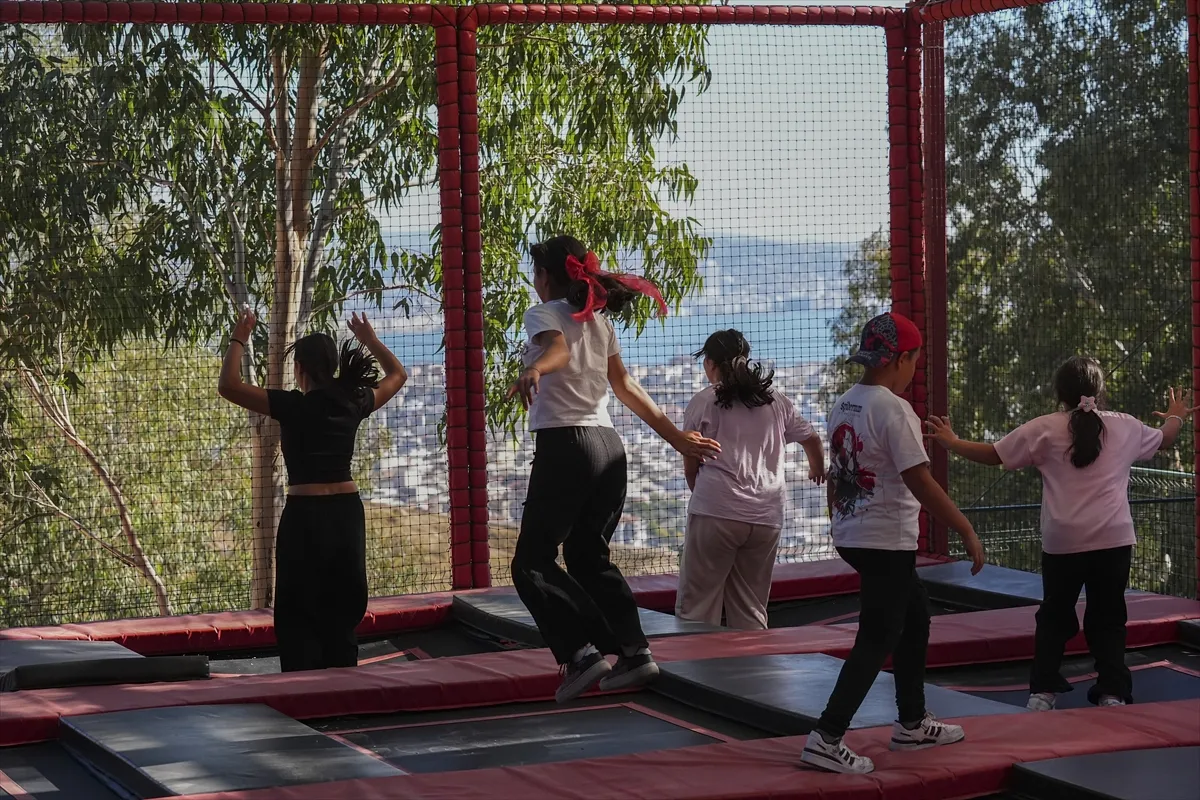 İzmir’de koruma altındaki çocuklar Macera Parkı’nda eğlendi İzmir’de koruma altındaki çocuklar Macera Parkı’nda eğlendi
