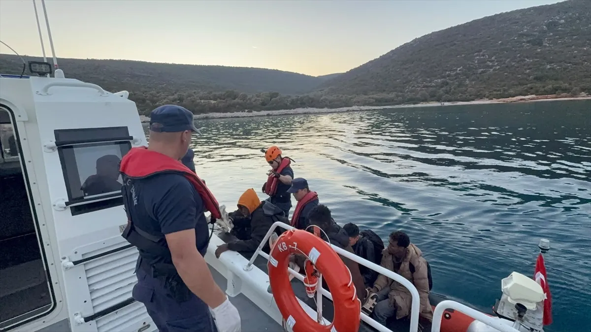 İzmir’de koyda 30 düzensiz göçmen yakalandı İzmir’de koyda 30 düzensiz göçmen yakalandı
