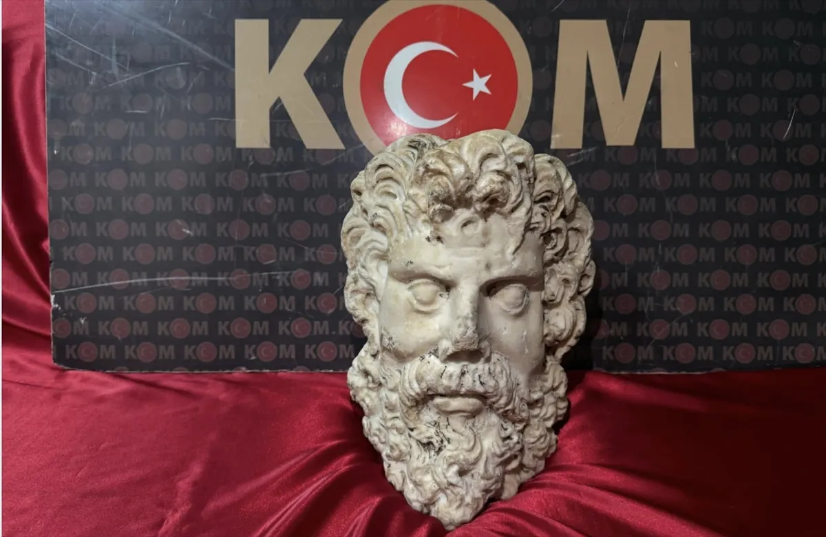 İzmir’de yaklaşık 2 bin yıllık Zeus heykel başı ele geçirildi İzmir’de yaklaşık 2 bin yıllık Zeus heykel başı ele geçirildi