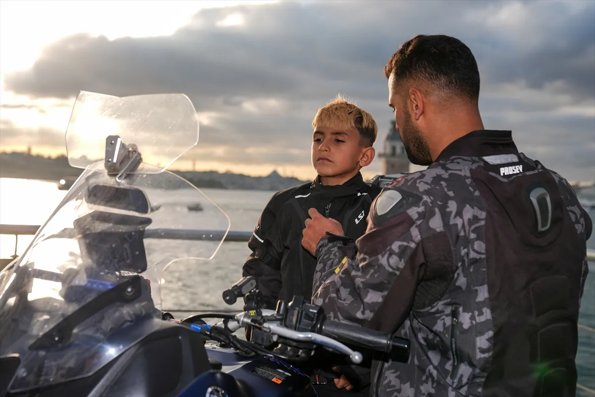 İzmir’den baba oğul motosikletle 7 bin km yol kat edip umreye gitti İzmir’den baba oğul motosikletle 7 bin km yol kat edip umreye gitti