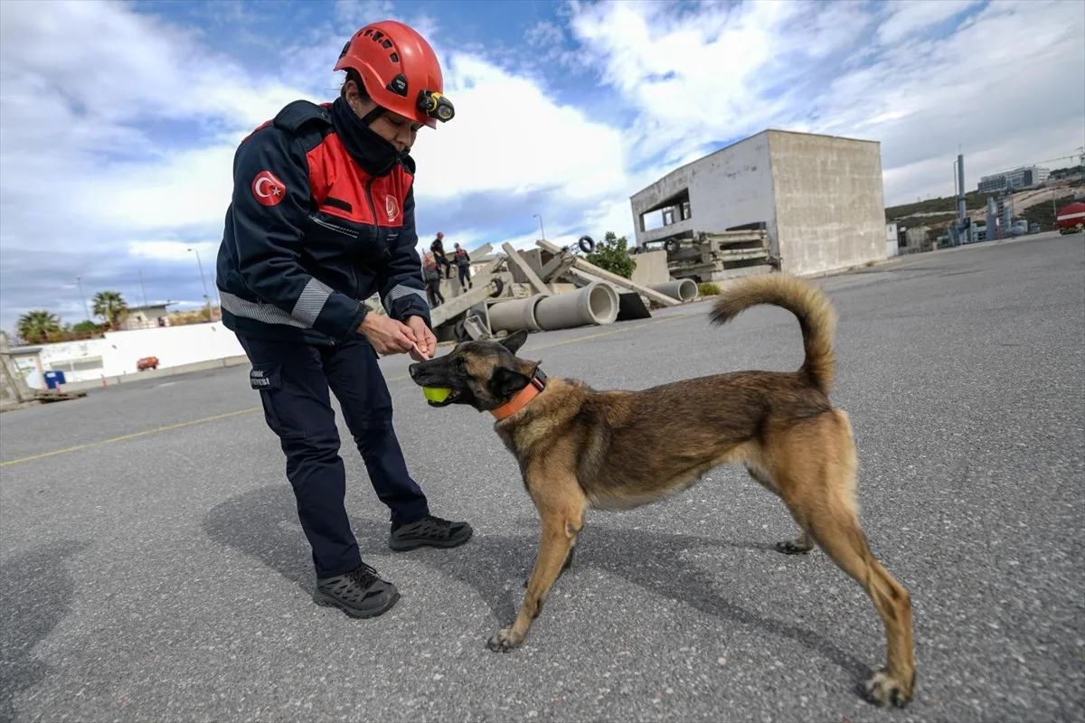 İzmir depreminde oğlunu kaybeden anne itfaiyeci olup hayat kurtarıyor İzmir depreminde oğlunu kaybeden anne itfaiyeci olup hayat kurtarıyor