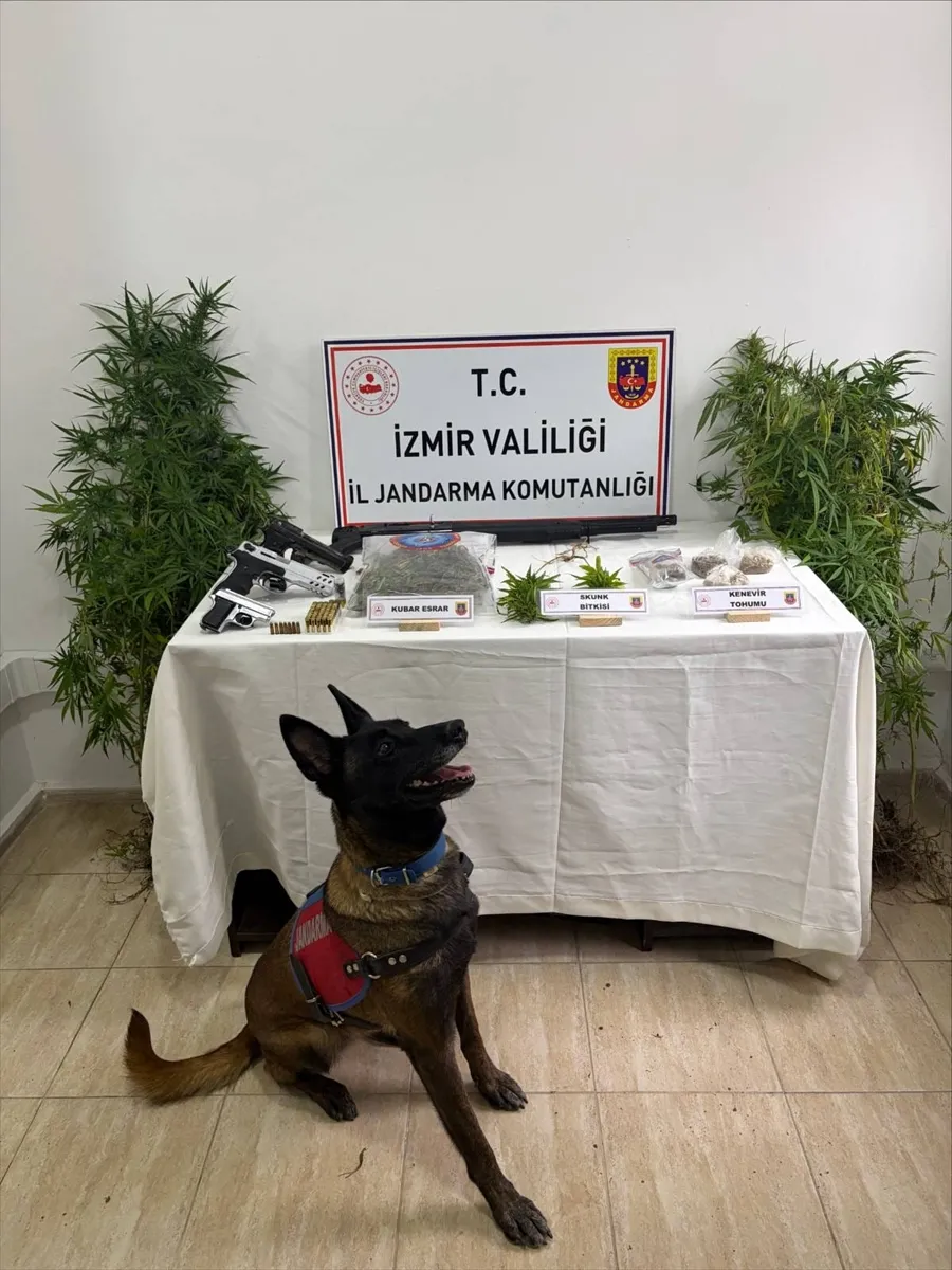 İzmir Karaburun’da uyuşturucu ticaretine 2 gözaltı İzmir Karaburun’da uyuşturucu ticaretine 2 gözaltı