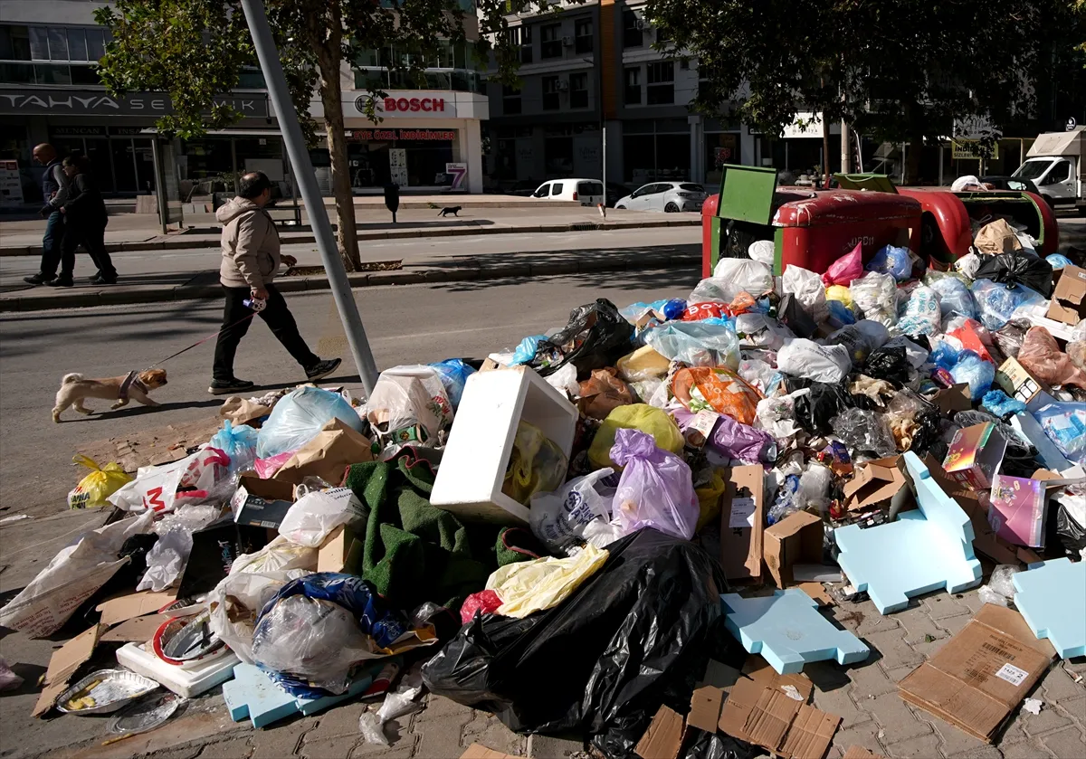 İzmir Karşıyaka’da toplanmayan çöpler tepkiye neden oldu İzmir Karşıyaka’da toplanmayan çöpler tepkiye neden oldu