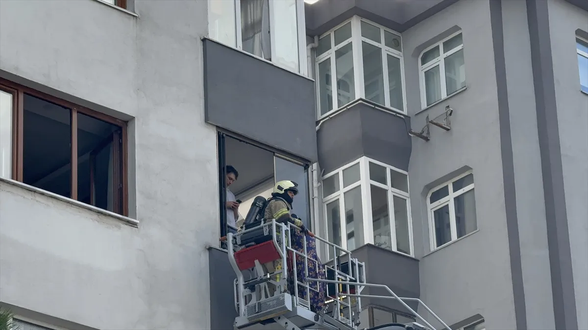Kadıköy’de bir binada çıkan yangına müdahale ediliyor