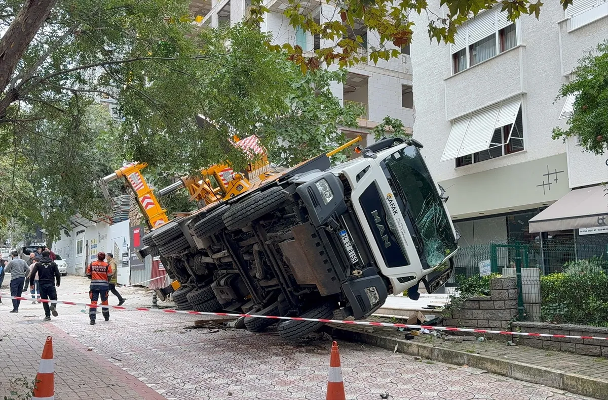 Kadıköy’de yan yatan vinç binaya ve 2 araca çarptı Kadıköy’de yan yatan vinç binaya ve 2 araca çarptı