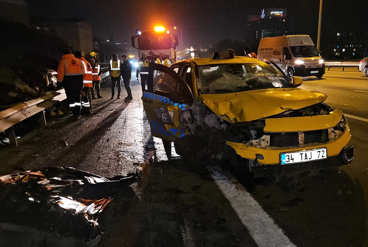 Kağıthane’de otomobil ile taksinin çarpıştığı kazada 1 kişi öldü, 2 kişi yaralandı Kağıthane’de otomobil ile taksinin çarpıştığı kazada 1 kişi öldü, 2 kişi yaralandı
