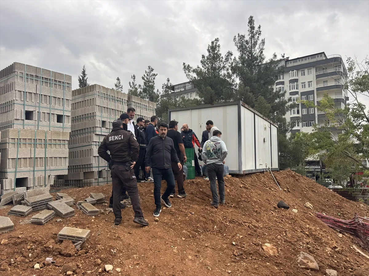 Kahramanmaraş’ta inşaat alanından yayılan kötü kokudan etkilenen 20 öğrenci hastaneye kaldırıldı Kahramanmaraş’ta inşaat alanından yayılan kötü kokudan etkilenen 20 öğrenci hastaneye kaldırıldı