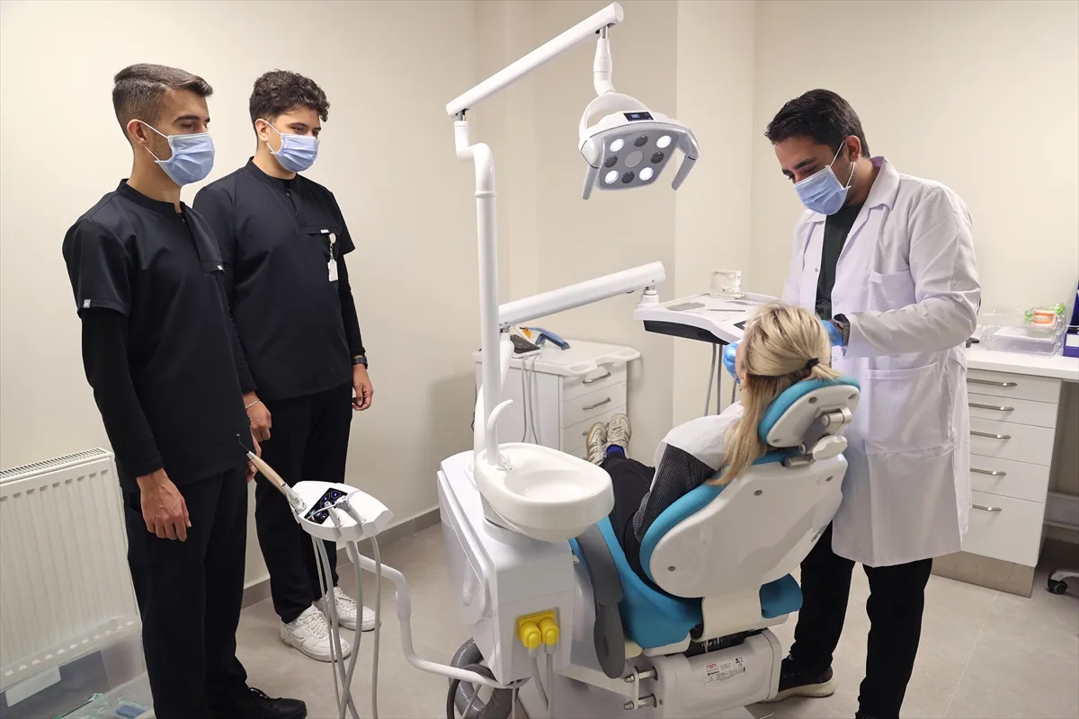 Kapadokya Üniversitesi Ağız ve Diş Sağlığı Merkezi öğrencilere klinik deneyimi sunuyor Kapadokya Üniversitesi Ağız ve Diş Sağlığı Merkezi öğrencilere klinik deneyimi sunuyor