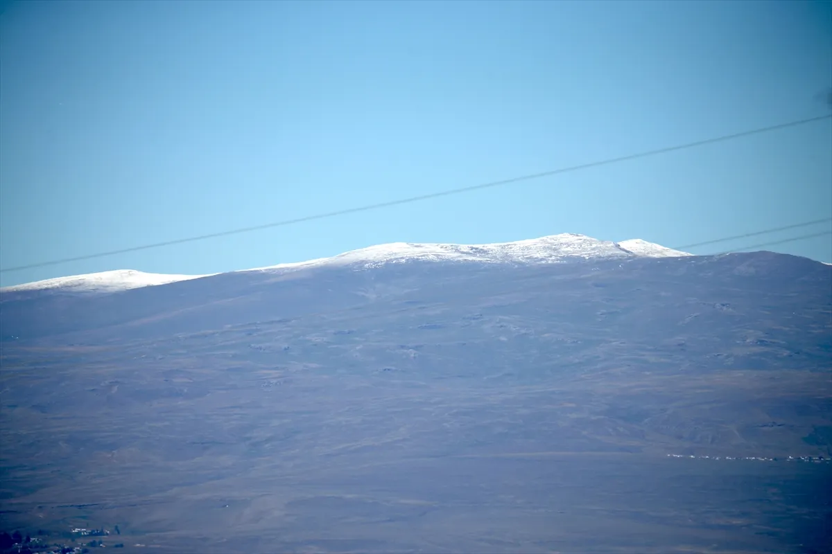 Kars’ın yüksek kesimlerine kar yağdı