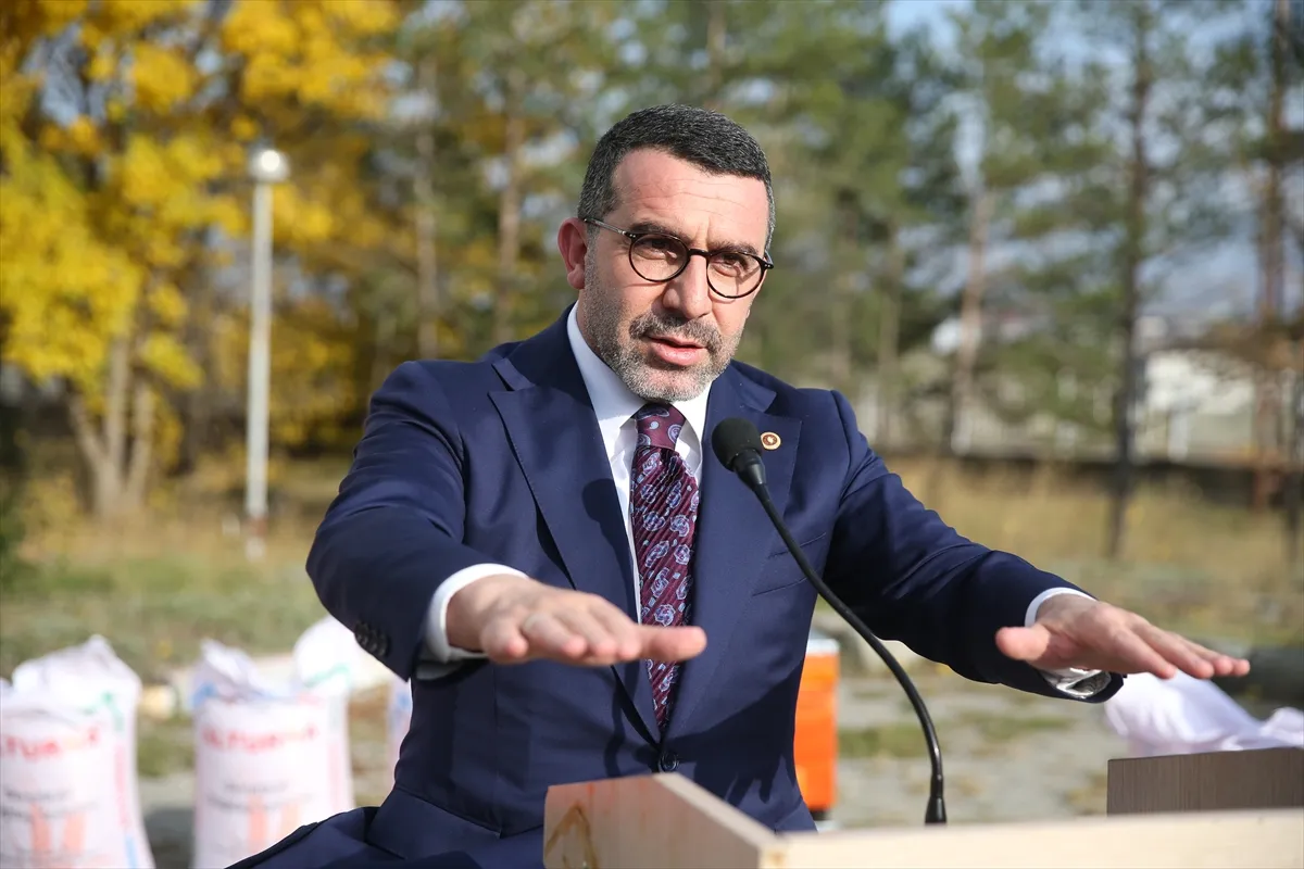 Kars’ta afetten zarar gören çiftçilere tohum ve arı kovanı dağıtıldı Kars’ta afetten zarar gören çiftçilere tohum ve arı kovanı dağıtıldı