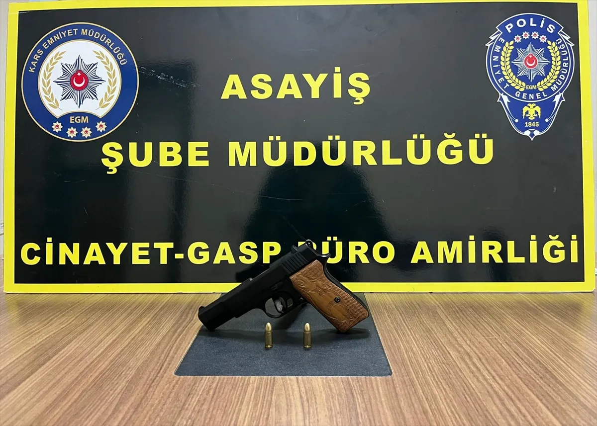 Kars’ta anne ve oğlunu silahla yaralayan zanlı tutuklandı Kars’ta anne ve oğlunu silahla yaralayan zanlı tutuklandı