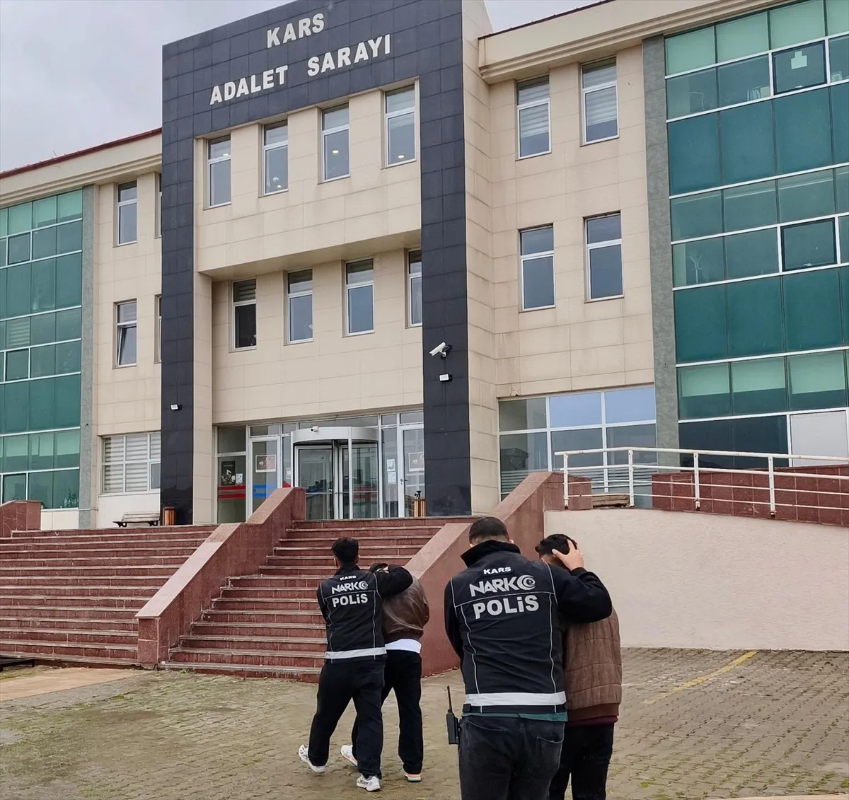 Kars’ta uyuşturucu operasyonunda yakalanan 2 zanlı tutuklandı Kars’ta uyuşturucu operasyonunda yakalanan 2 zanlı tutuklandı