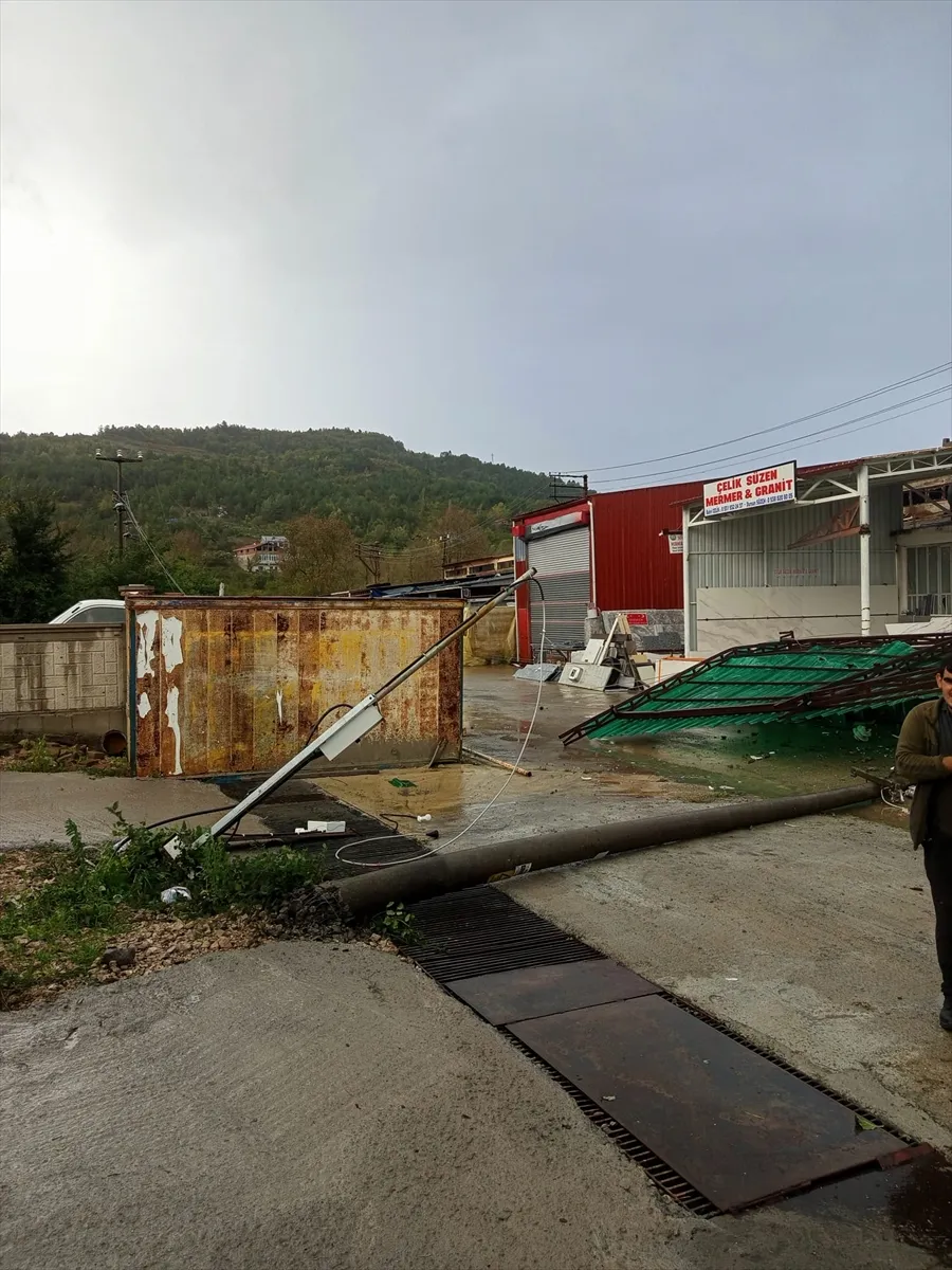 Kastamonu’nun 5 ilçesinde fırtına hasara yol açtı Kastamonu’nun 5 ilçesinde fırtına hasara yol açtı