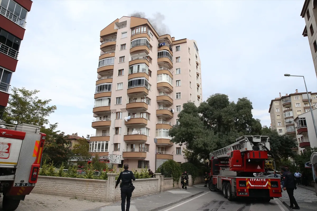Kayseri’de 9 katlı apartmanın çatısında çıkan yangın söndürüldü Kayseri’de 9 katlı apartmanın çatısında çıkan yangın söndürüldü