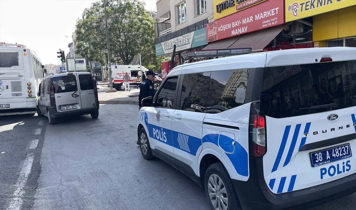 Kayseri’de akrabasını bıçaklayıp aracıyla kaçarken halk otobüsüne çarpan şüpheli yakalandı Kayseri’de akrabasını bıçaklayıp aracıyla kaçarken halk otobüsüne çarpan şüpheli yakalandı