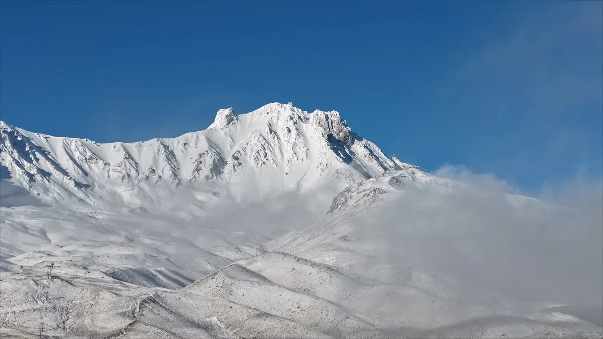 Kayseri’de Erciyes Dağı beyaza büründü