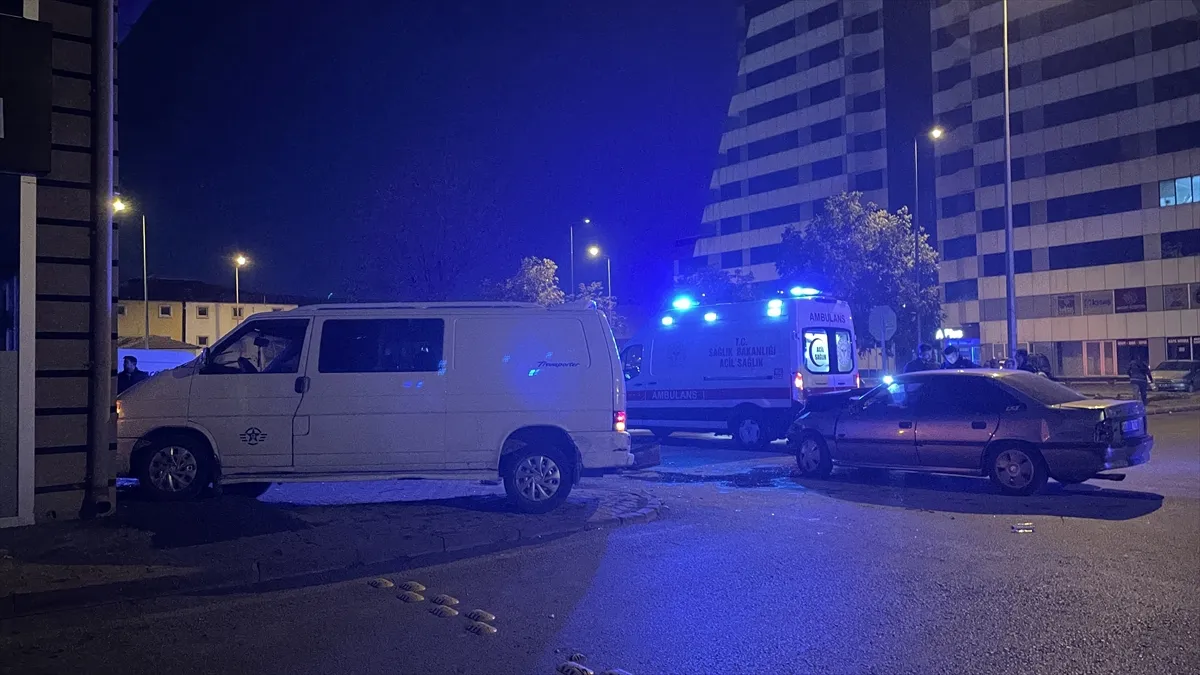 Kayseri’de otomobil ile minibüsün çarpıştığı kazada 2 kişi yaralandı Kayseri’de otomobil ile minibüsün çarpıştığı kazada 2 kişi yaralandı