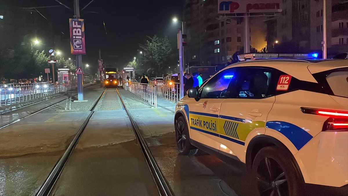 Kayseri’de tramvayın çarptığı yaya ağır yaralandı Kayseri’de tramvayın çarptığı yaya ağır yaralandı