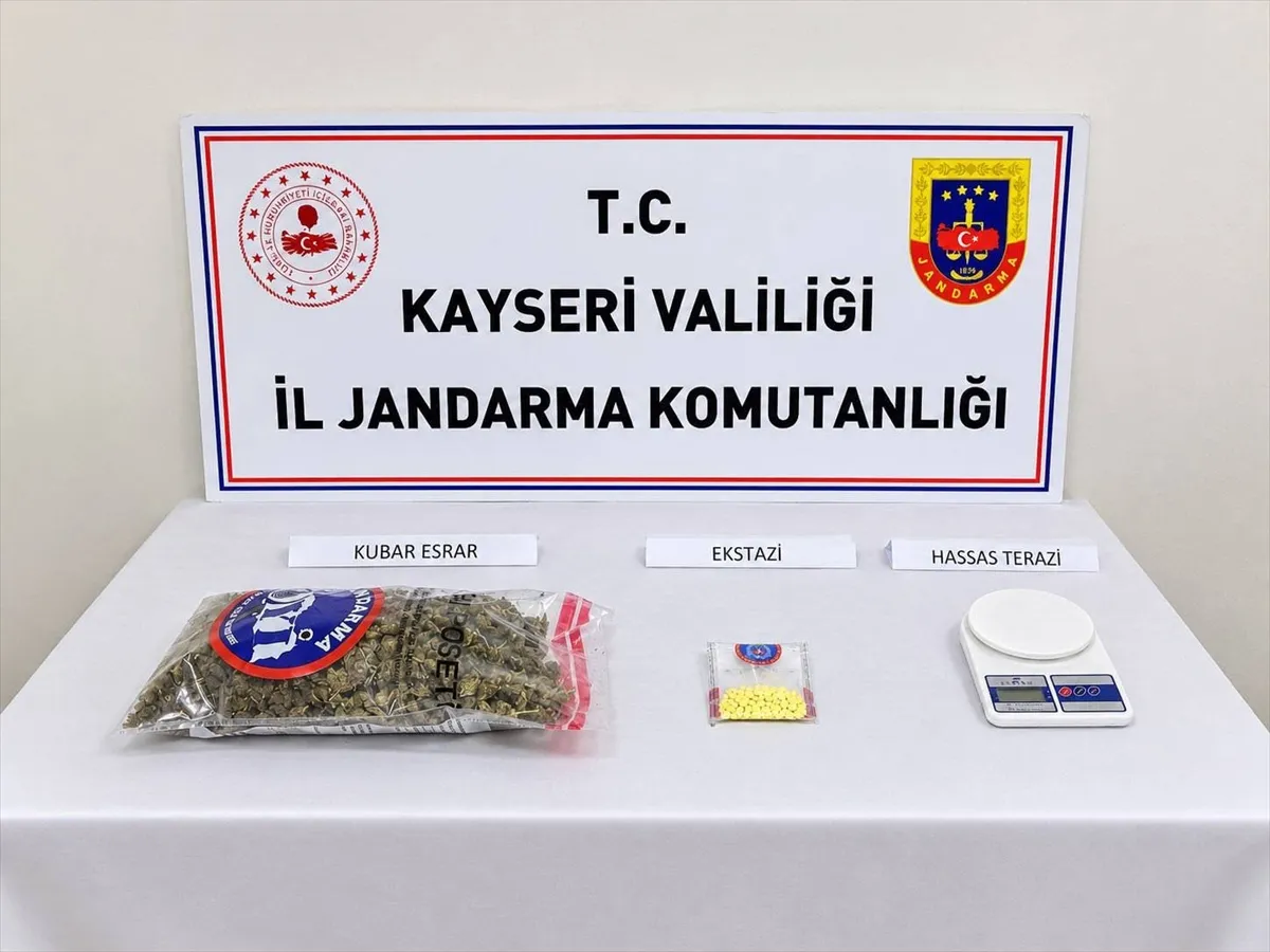 Kayseri’de uyuşturucu operasyonunda 3 zanlı yakalandı Kayseri’de uyuşturucu operasyonunda 3 zanlı yakalandı
