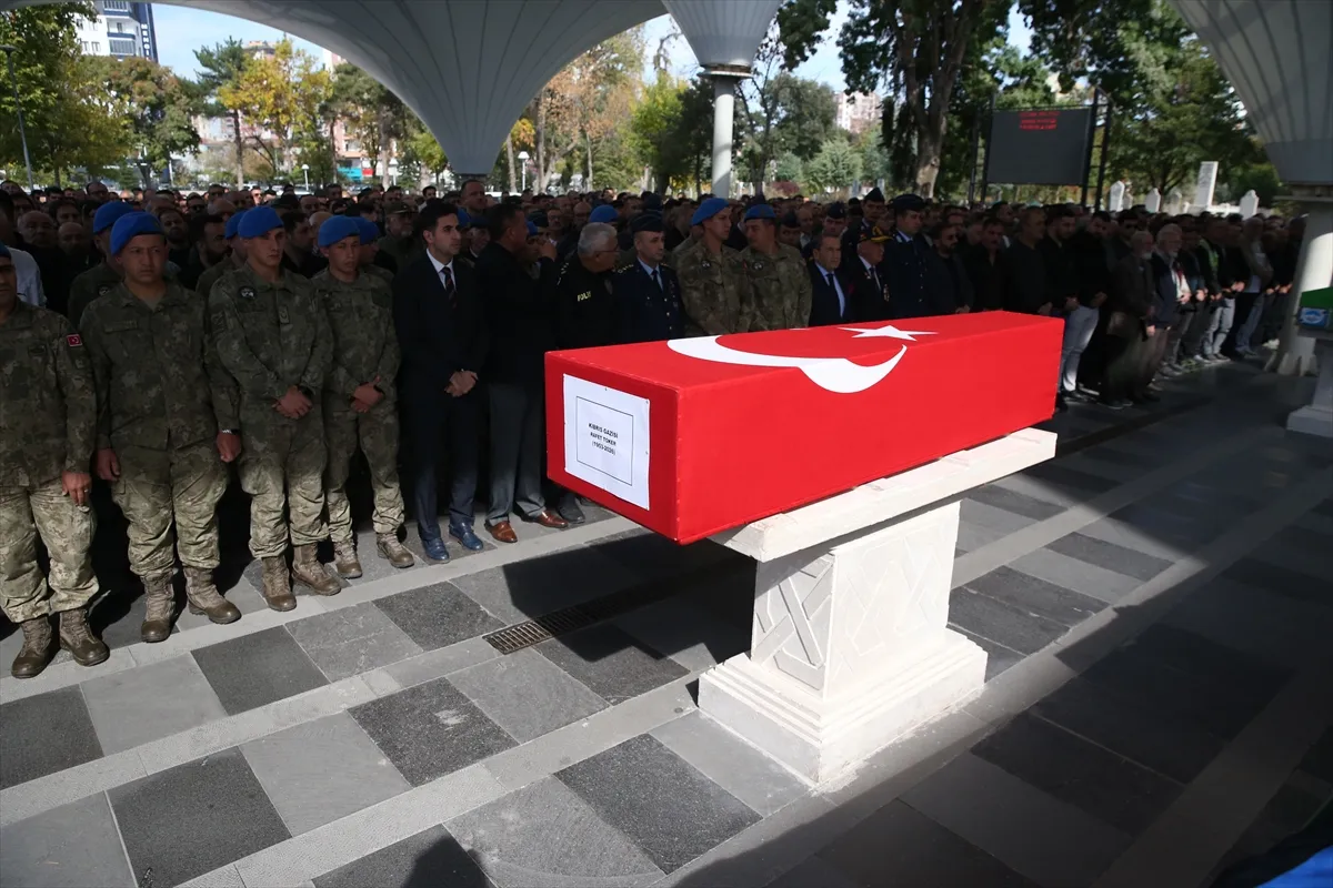 Kayseri’de vefat eden Kıbrıs gazisi son yolculuğuna uğurlandı Kayseri’de vefat eden Kıbrıs gazisi son yolculuğuna uğurlandı
