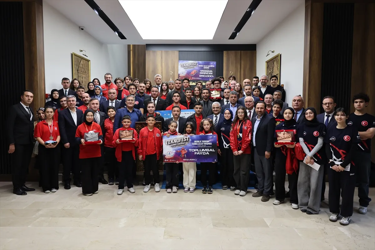 Kayseri Valisi Çiçek, başarılı öğrencileri ve öğretmenleri kabul etti Kayseri Valisi Çiçek, başarılı öğrencileri ve öğretmenleri kabul etti