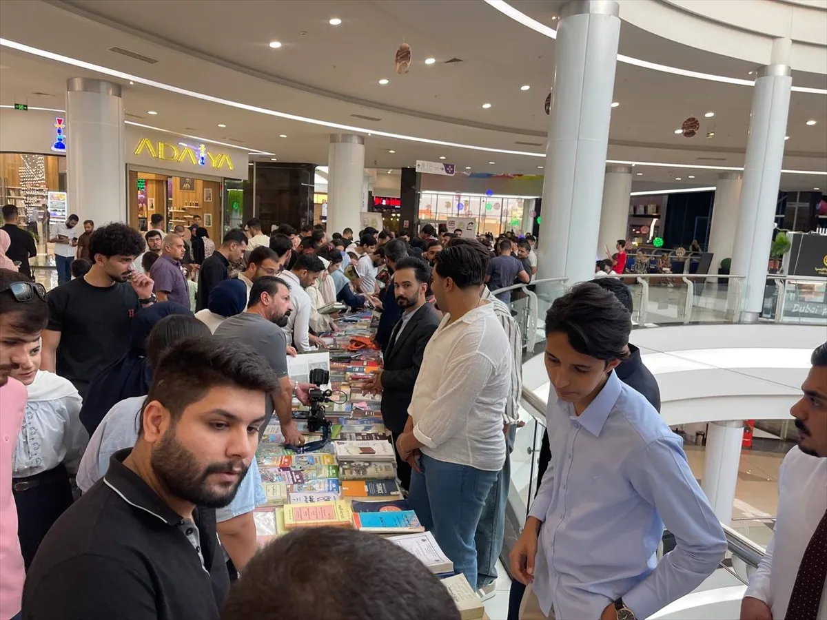 Kerkük’te alışveriş merkezinde 2 bin kitap dağıtıldı Kerkük’te alışveriş merkezinde 2 bin kitap dağıtıldı