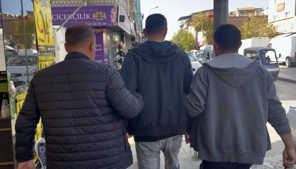Kırıkkale’de hakkında 37 yıl 3 ay 20 gün hapis cezası bulunan firari yakalandı Kırıkkale’de hakkında 37 yıl 3 ay 20 gün hapis cezası bulunan firari yakalandı