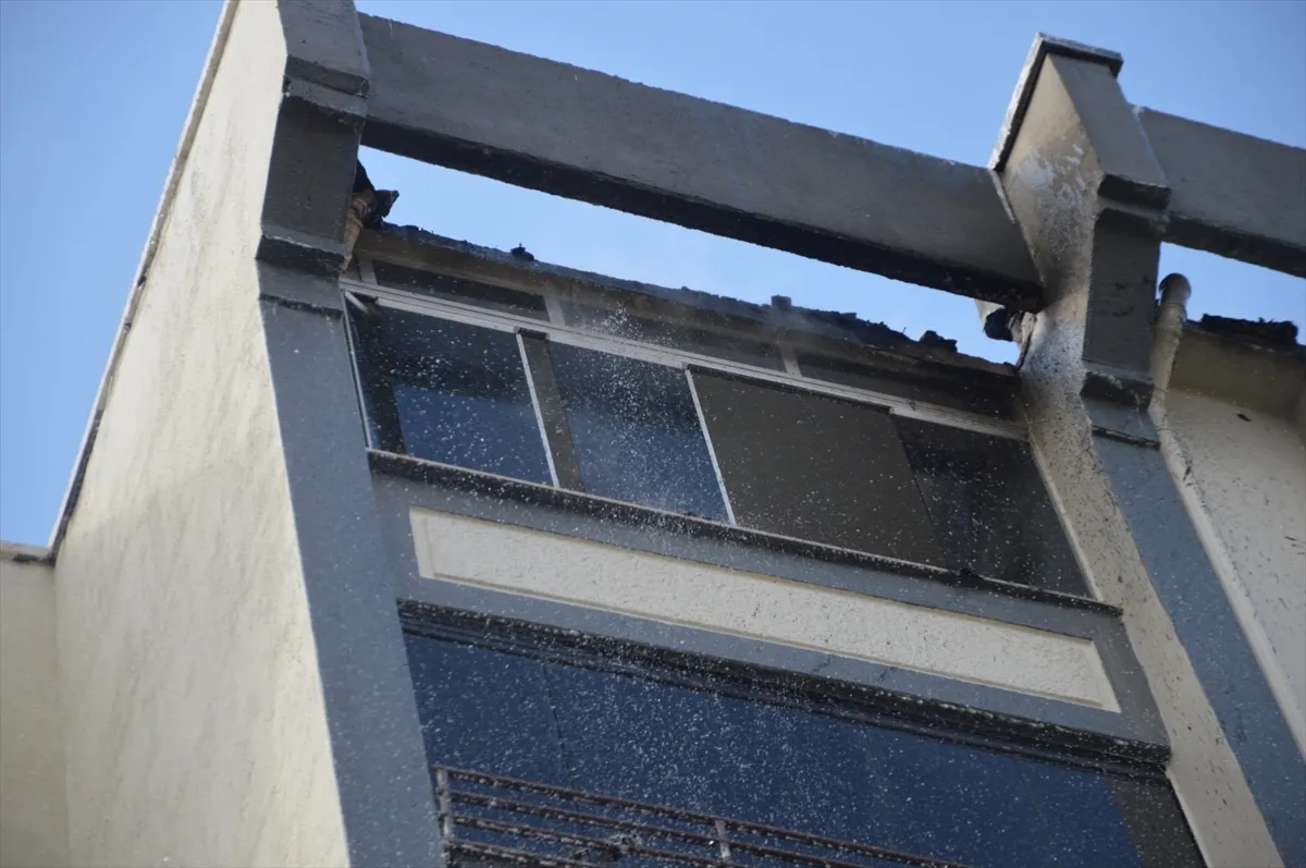 Kırklareli’nde apartmanın çatı katında çıkan yangında hasar oluştu Kırklareli’nde apartmanın çatı katında çıkan yangında hasar oluştu