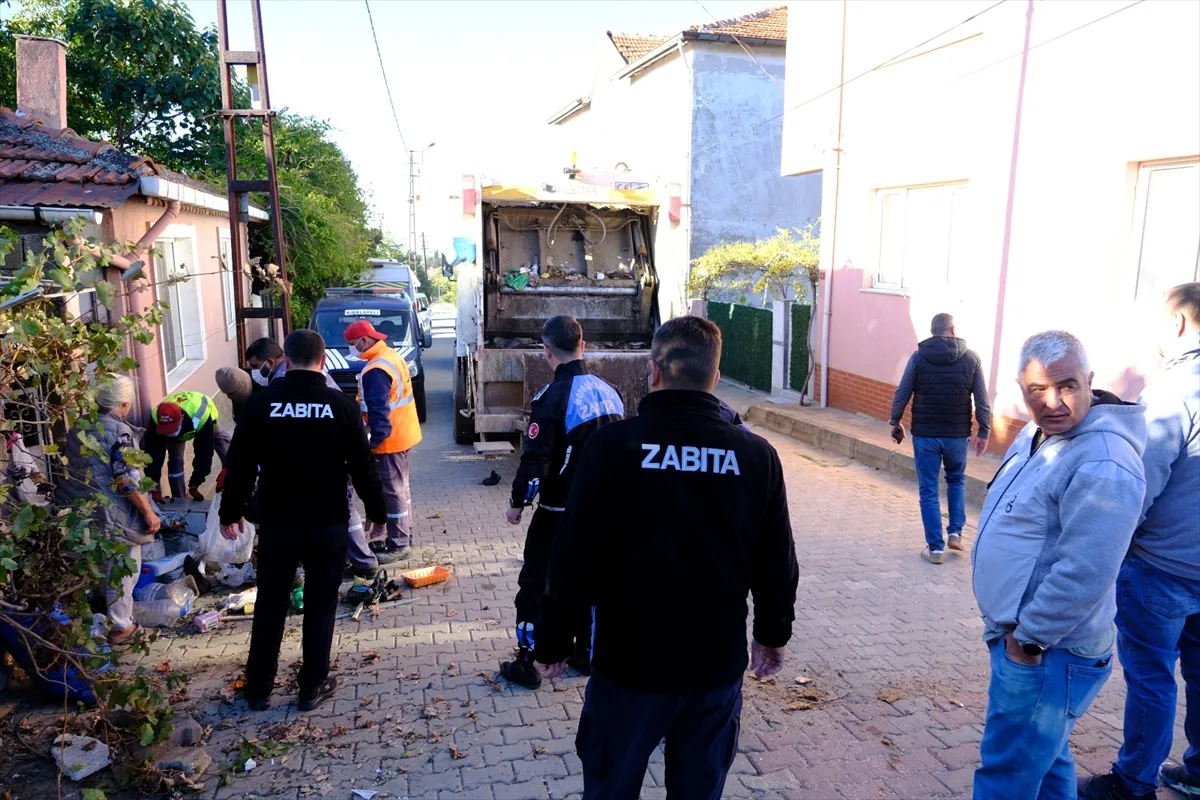 Kırklareli’nde bir evden 8 kamyon çöp ve atık malzeme çıkarıldı Kırklareli’nde bir evden 8 kamyon çöp ve atık malzeme çıkarıldı