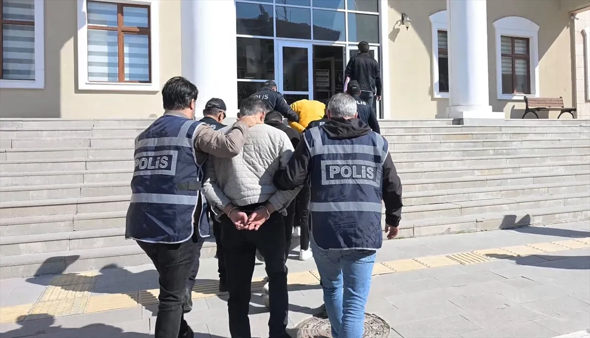 Kırşehir’de dolandırıcılık soruşturmasında 3 zanlı tutuklandı Kırşehir’de dolandırıcılık soruşturmasında 3 zanlı tutuklandı