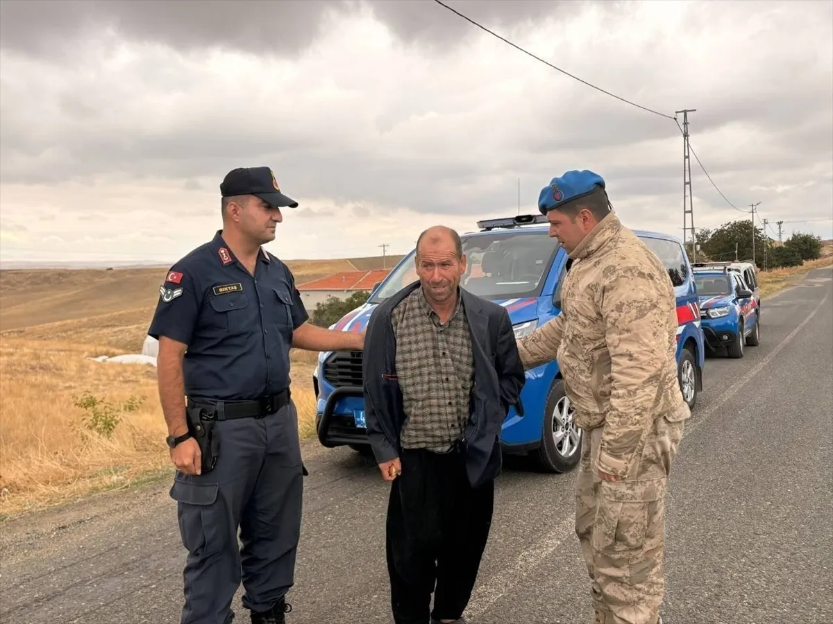 Kırşehir’de kaybolan engelli, jandarma ekiplerince dağlık arazide bulundu Kırşehir’de kaybolan engelli, jandarma ekiplerince dağlık arazide bulundu