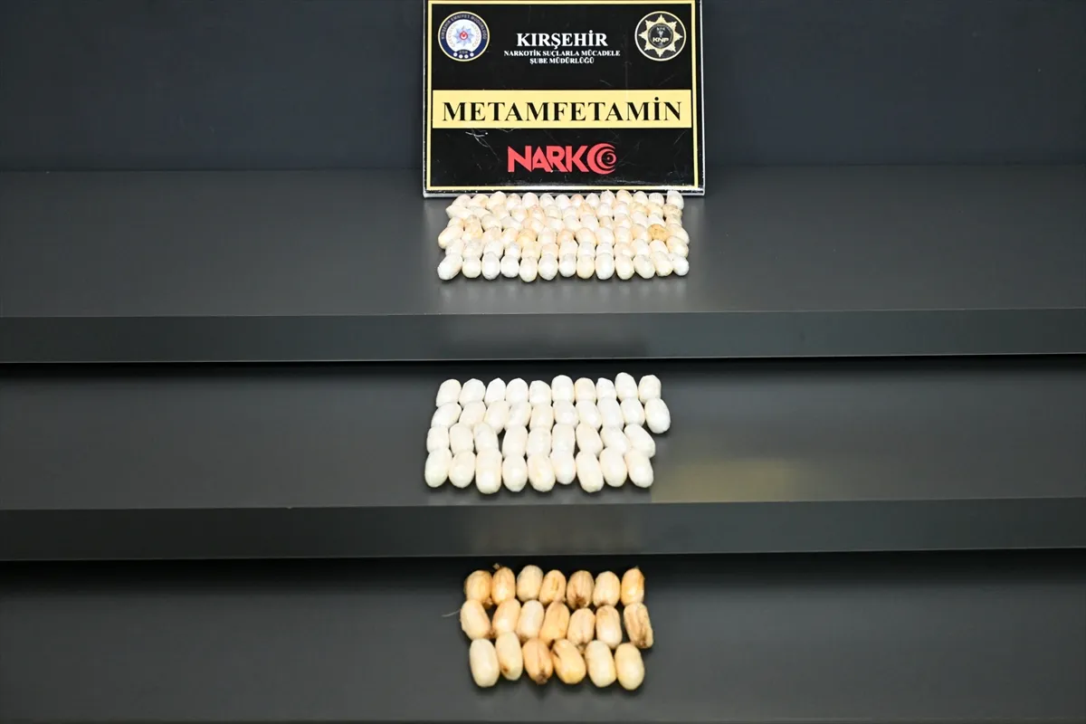 Kırşehir’de mide ve bağırsaklarında 1 kilo 157 gram uyuşturucu bulunan 3 zanlı tutuklandı Kırşehir’de mide ve bağırsaklarında 1 kilo 157 gram uyuşturucu bulunan 3 zanlı tutuklandı
