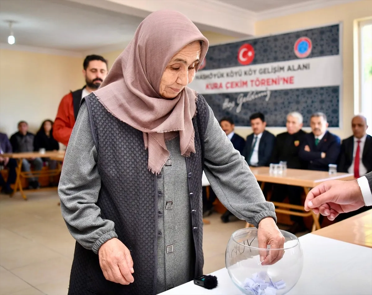 Kırşehir’in Hashöyük köyünde yeni yerleşim yeri kurası çekildi Kırşehir’in Hashöyük köyünde yeni yerleşim yeri kurası çekildi