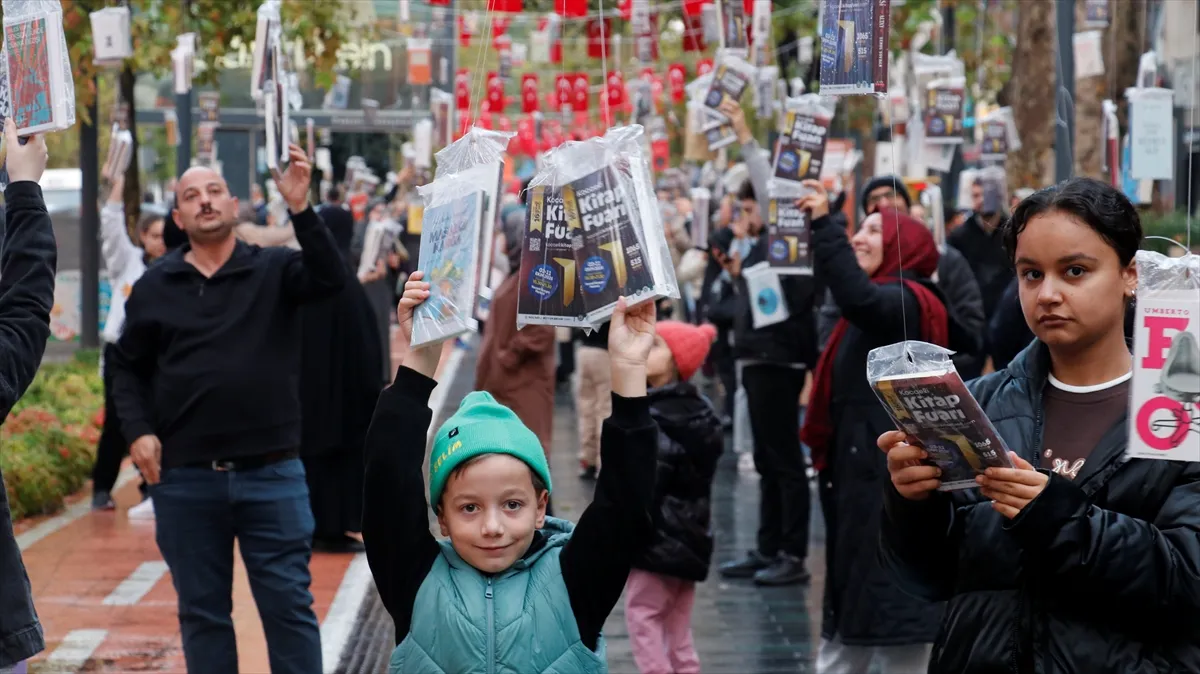 Kocaeli’de asırlık çınar ağaçlarına asılan 5 bin kitap toplandı Kocaeli’de asırlık çınar ağaçlarına asılan 5 bin kitap toplandı
